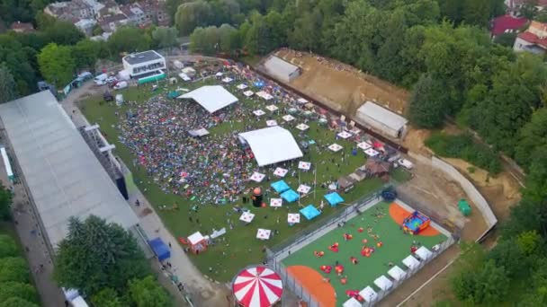 Lviv, Oekraïne - 25 juni 2021: luchtfoto van jazzfeest in stadspark — Stockvideo