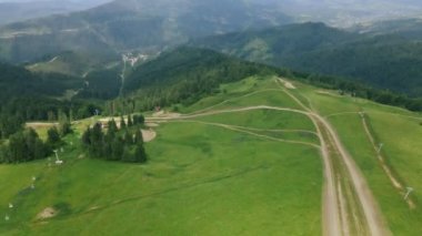 Karpat Dağları 'nın hava panoramik manzarası Ukrayna