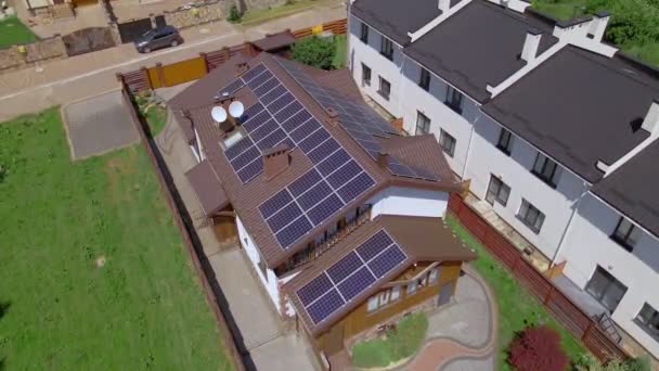 Alternativní zdroje elektrické energie sluneční panely na střeše domu — Stock video
