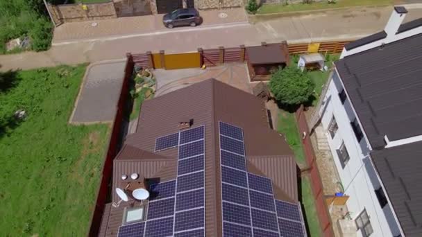 Paneles solares de fuente de electricidad alternativa en el techo de la casa — Vídeos de Stock