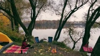 Kadın İHA kamp alanında ateş ediyor.