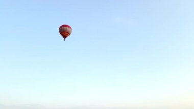 Gökyüzünde sepetli hava balonları