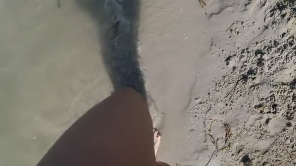 Piernas de mujer caminando por la playa de arena cámara lenta — Vídeo de stock