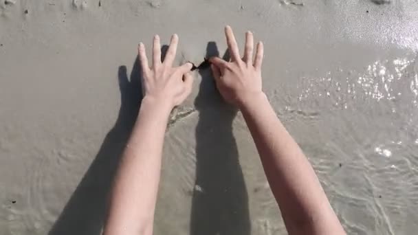 Mulheres mãos desenho na praia arenosa — Vídeo de Stock