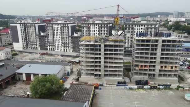 Zicht vanuit de lucht op de bouwplaats. stadsontwikkeling. — Stockvideo