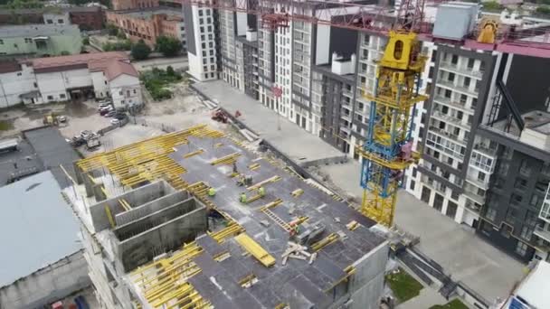 Zicht vanuit de lucht op de bouwplaats. stadsontwikkeling. — Stockvideo