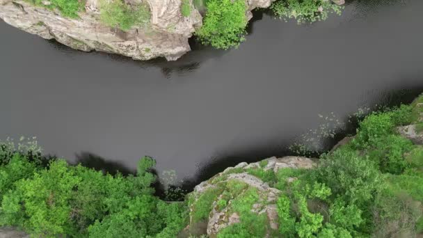 Overhead top view of the river in canyon — Stock Video