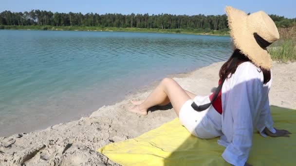 Mulher deslumbrante descansando na praia quente dia de verão — Vídeo de Stock