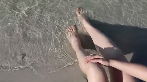 Piernas de mujer en la arena en el mar bach verano día caliente — Vídeo de stock