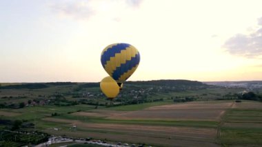 Gün batımında sepetli hava balonu