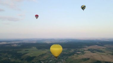 Gün batımında sepetli hava balonu