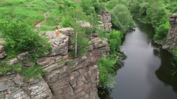 Ung kvinna njuter av utsikten över floden i Canyon — Stockvideo