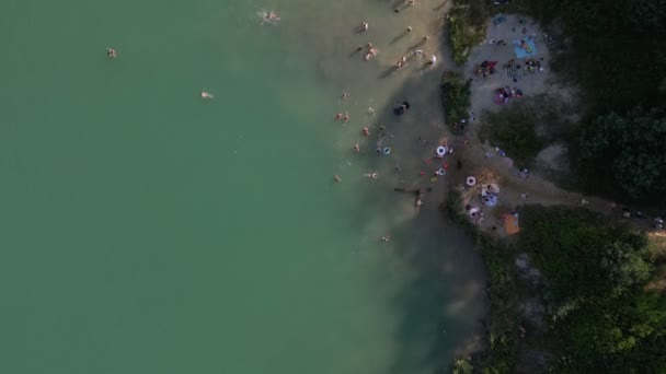 Légi felvétel az emberek úszás pihenő napozás lebeg sup táblák. nyári tó tevékenységei — Stock videók