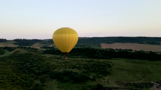日落时带篮子的气球 — 图库视频影像