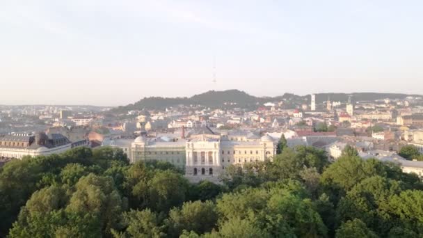 Вид сверху на город Львов на закате — стоковое видео