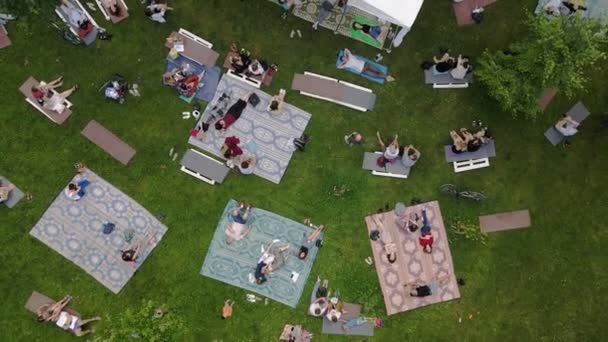 Lviv, Ucrânia - 19 de julho de 2021: pessoas deitadas no chão no parque público ouvindo música — Vídeo de Stock
