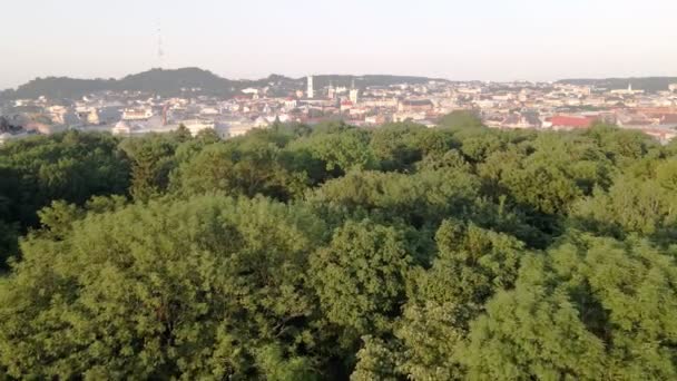 Vista superior aérea da cidade de Lviv no por do sol — Vídeo de Stock