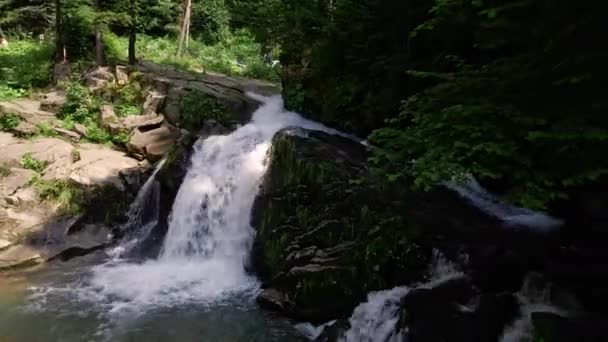 Kamyanka, Ukraina - 20. juli 2021: Luftutsikt over fossen i ukrainske karpatiske fjell med turister – stockvideo