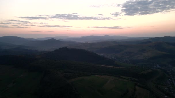Widok z lotu ptaka zachód słońca nad pasmem gór Karpat — Wideo stockowe