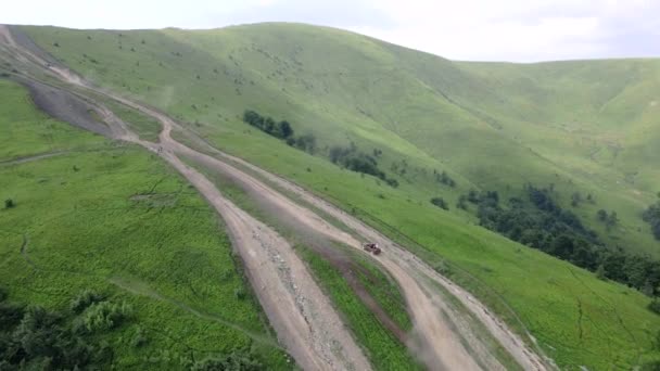 Hava manzaralı SUV aracı tepeden dağa doğru gidiyor. — Stok video