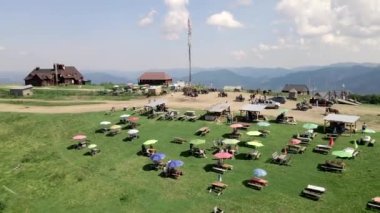 Yaz güneşinde Karpat Dağları 'nın havadan görünüşü