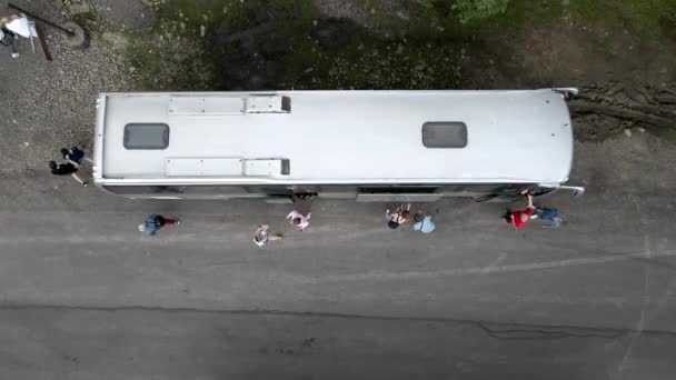 Vista aerea di persone che escono dal bus di viaggio — Video Stock