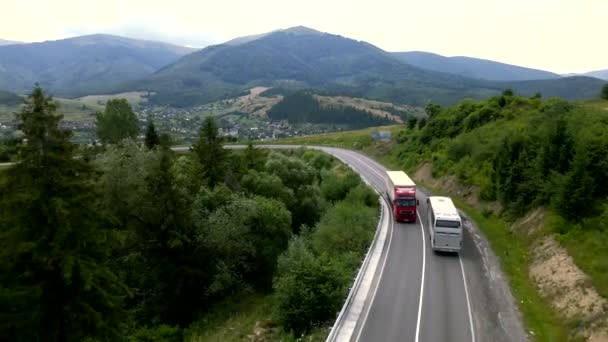 Vue aérienne du bus se déplaçant par la route de montagne — Video