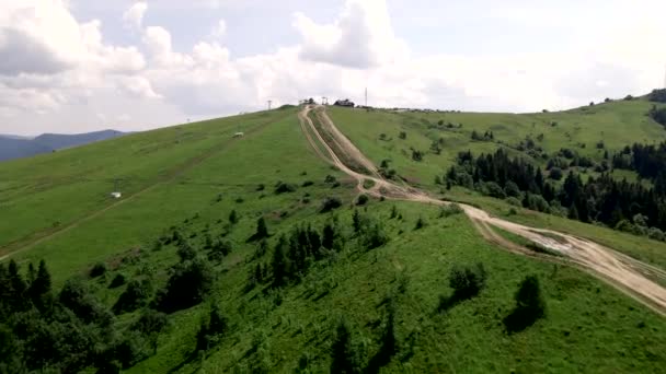 Luchtfoto van de Karpaten bij daglicht in de zomer — Stockvideo