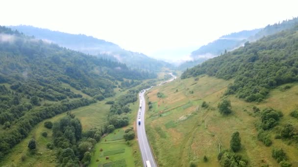 Vista aérea del tráfico en la carretera en las montañas — Vídeos de Stock