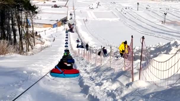 Счастливые люди на подъеме снега — стоковое видео