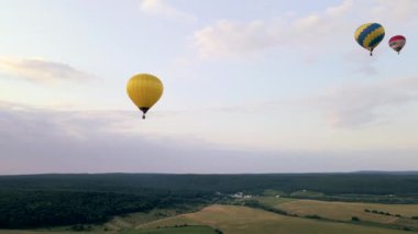 Gün batımında sepetli hava balonu