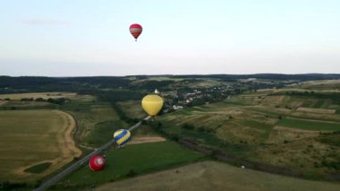 Gökyüzünde sepetli hava balonları