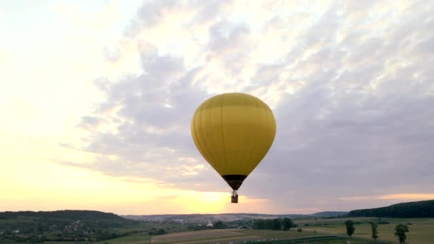 Luftballon mit Korb bei Sonnenuntergang — Stockvideo