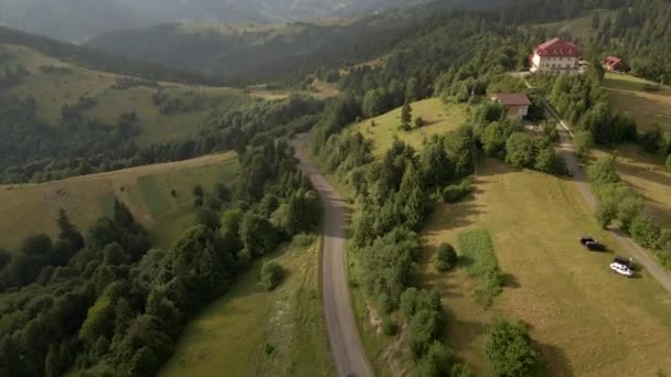 Weg in bergen uitzicht vanuit de lucht — Stockvideo