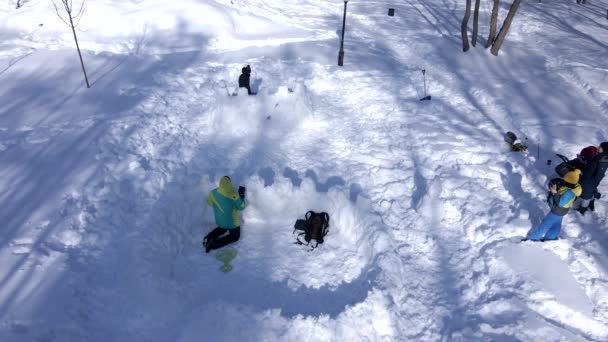 Costruzione di famiglia fortezza neve — Video Stock