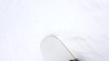Kayak pistindeki snowboard manzarası