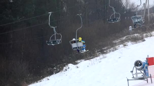 Lidé na sedačkové lanovce v lyžařském středisku — Stock video