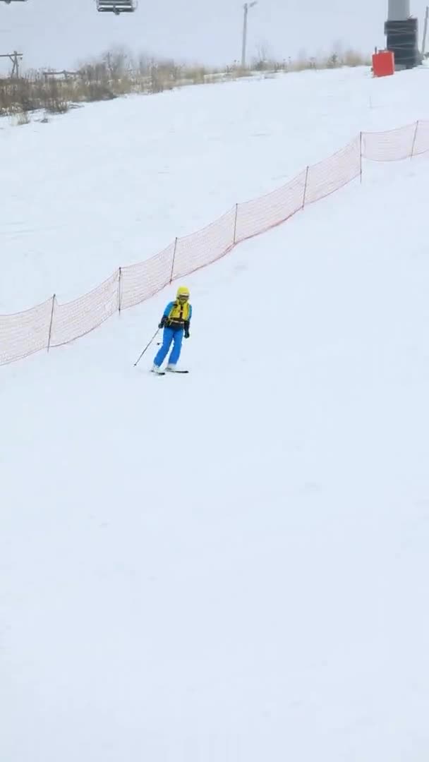 Kvinnlig skidåkning på skidorten — Stockvideo