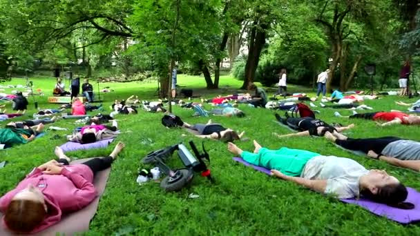 Lviv, Oekraïne - 10 juli 2021: mensen doen yoga in stadspark — Stockvideo