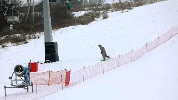 Maidan, Ucrânia - 20 de fevereiro de 2021: homem snowboarder se divertindo na pista de esqui — Vídeo de Stock