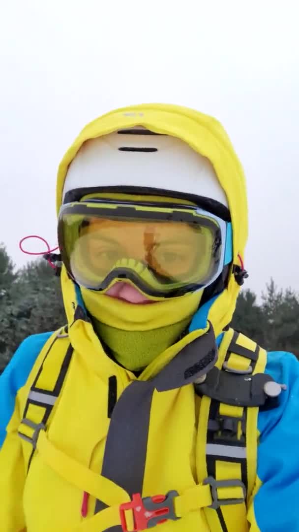 Kvinna skidåkare som tar selfie medan du går ner — Stockvideo