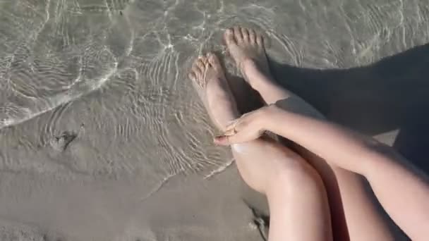 Pernas de mulher na areia no mar bach verão dia quente — Vídeo de Stock