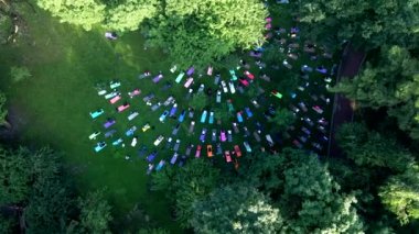 İnsanlar şehir parkında yoga yapıyor.