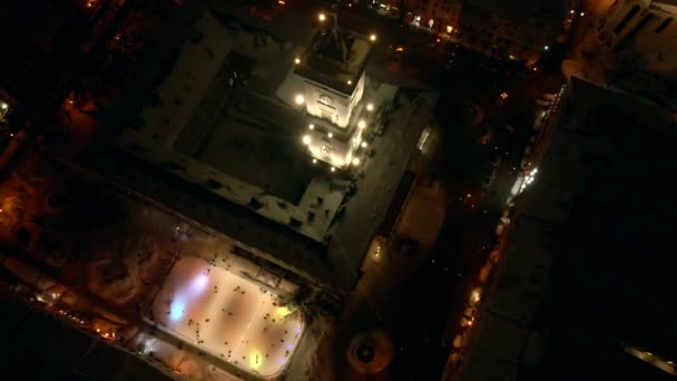 Luftaufnahme der Nachtstadt mit Skihütte — Stockvideo