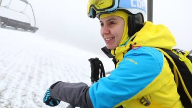 Kayak asansörüne binerken konuşan kadın vlogger