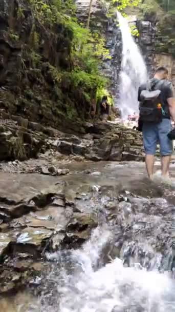 Hombre mochilero caminando a la cascada — Vídeos de Stock