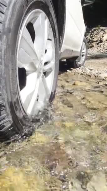 越野车车轮在山溪溪流中闭合 — 图库视频影像