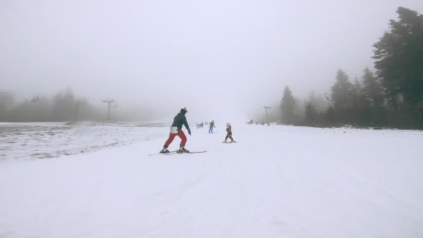 Padre con figlia sciare sulla pista invernale — Video Stock