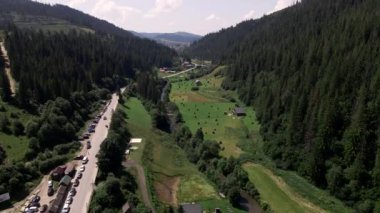 Karpatya Kanyon Yolu 'nun havadan görünüşü küçük bir köy.