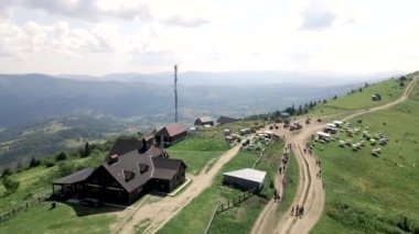 Yaz güneşinde Karpat Dağları 'nın havadan görünüşü